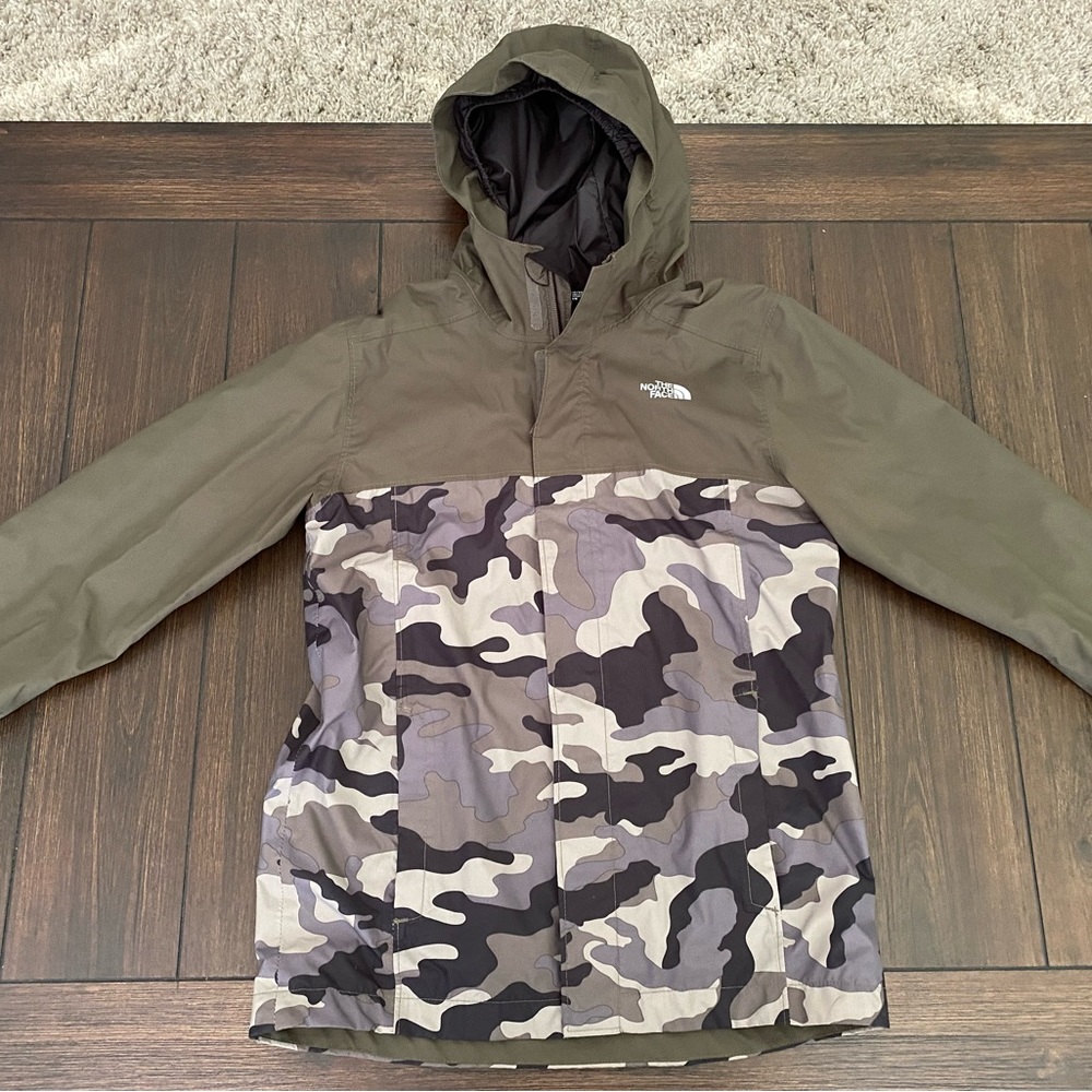 Boys’ North Face Resolve waterproof rain jacket. Size 10/12